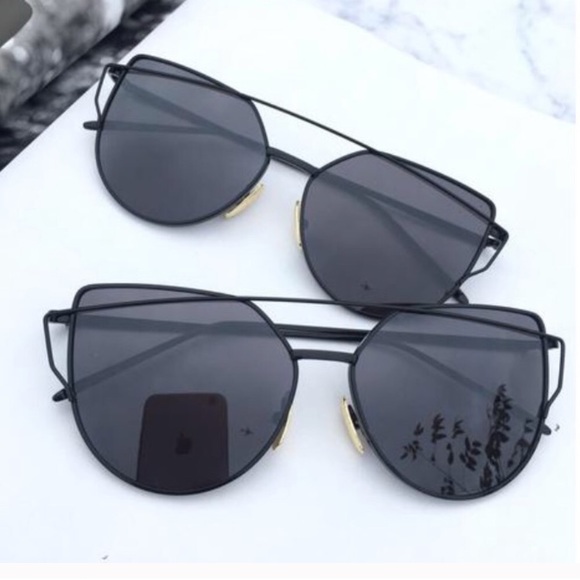 Black Mirrored Sunglasses - Picture 2 of 4
